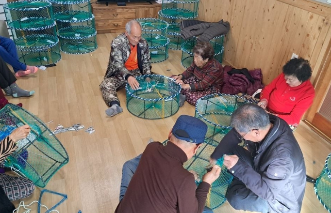 영암 무송동경로당 어르신들, 통발 만들며 건강↑ 용돈↑