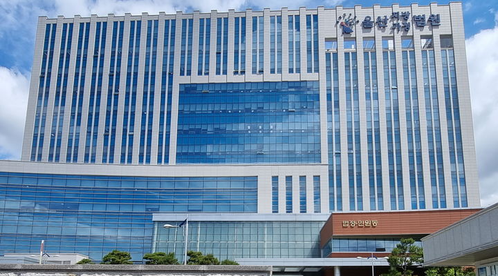 조합원 채용 강요하고 공사 방해한 노조 간부들 집유