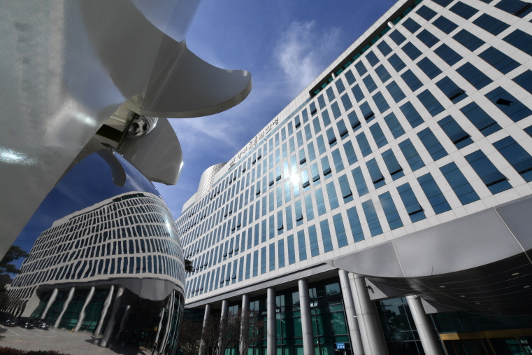 檢, 영광군청 압색…김준성 군수 뇌물수수 의혹 수사 확대