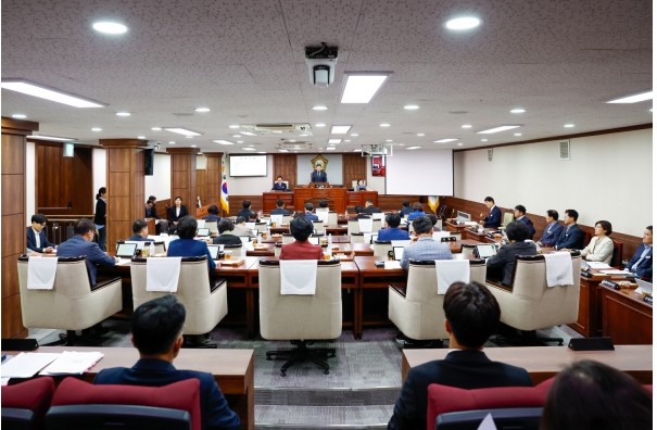 순천시의회 본회의 파행, 유신시대 떠올리는 논란