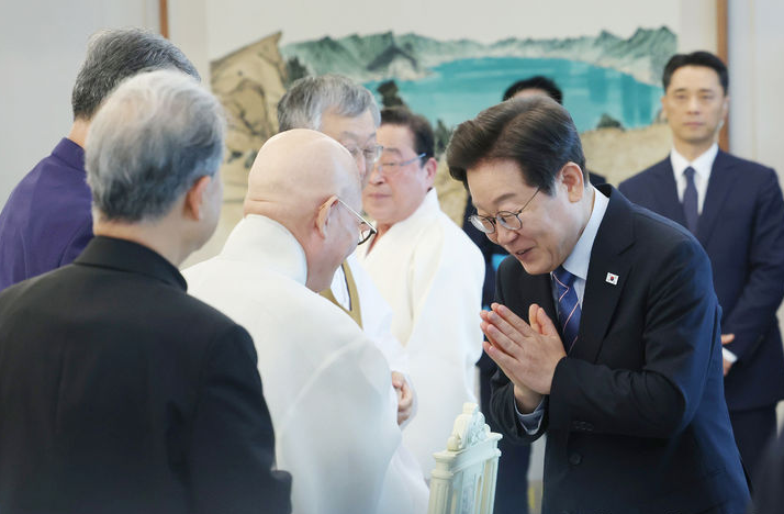 이 대통령, 종교 지도자들과 청와대 오찬…'국민통합의 길' 논의