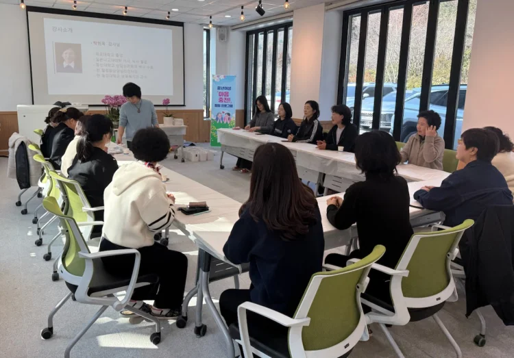 강진군 강진읍 보은산 힐링센터에서 열린 중년여성 마음충전 힐링 프로그램 운영 모습.