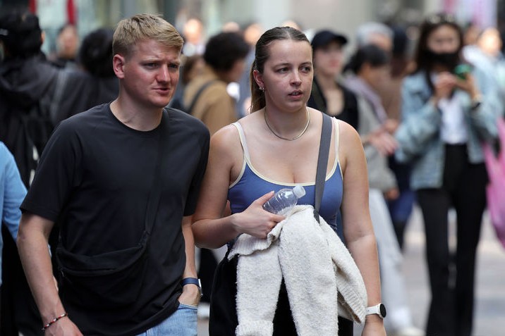 4월인데 벌써 여름? 민소매 등장한 명동