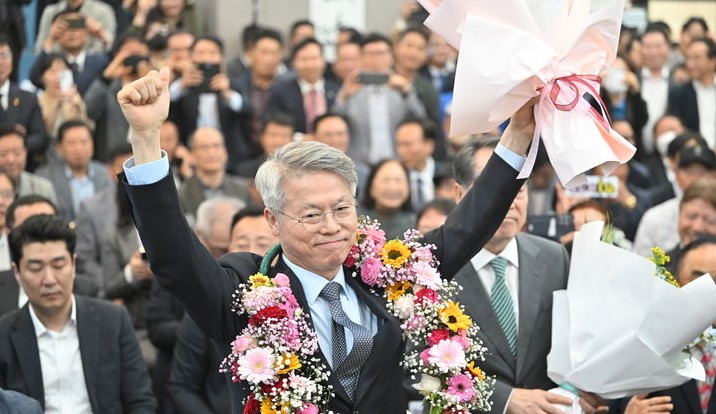 경선 승리 민형배, '만세'