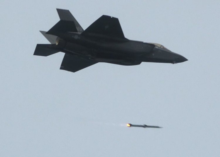 공군 F-35A, AIM-120 암람(AMRAAM) 공대공미사일 발사