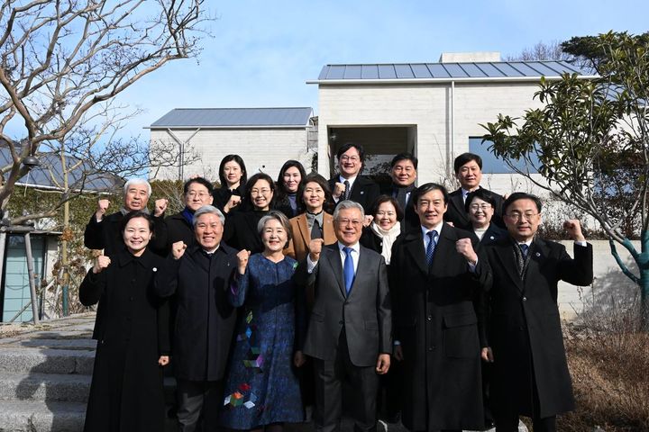 文 "지방선거서 극우내란 세력 심판 중요"…조국 "힘 모을 것"