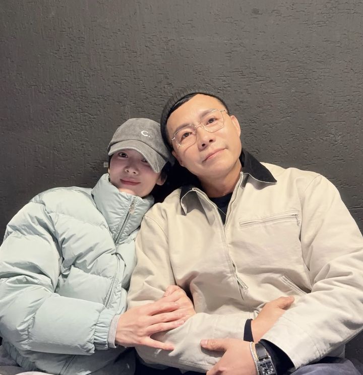 송혜교, 남사친과 다정하게 팔짱 