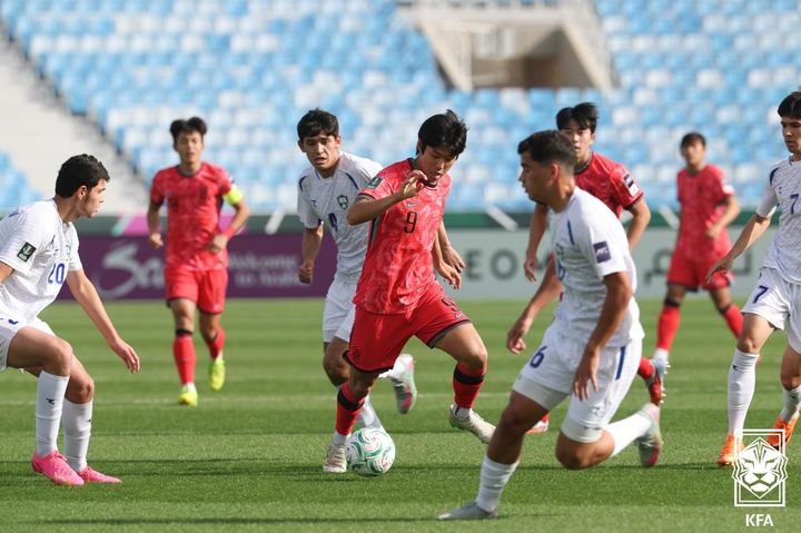 한국, 우즈베크에 0-2 완패에도 조 2위로 U-23 아시안컵 8강행