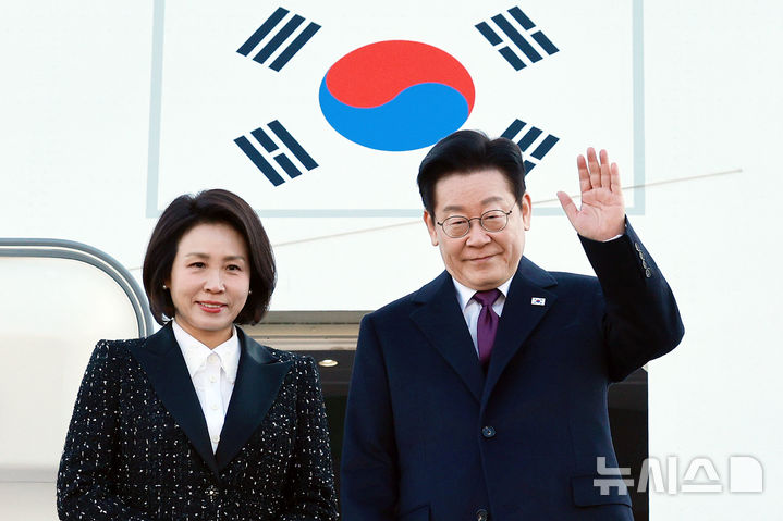 이 대통령, 1박2일 방일 마치고 귀국길