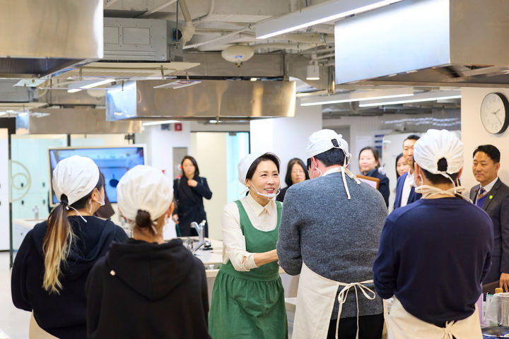 김혜경 여사, 자립준비청년과 '생일상' 차려…임태훈 셰프 동참