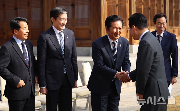 이 대통령, 정청래에 "혹시 반명이냐"…鄭 "모두 친명·친청"