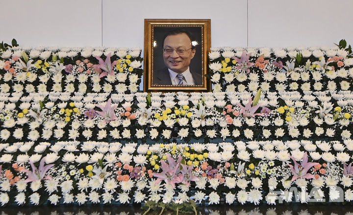 與 원내대표단 이해찬 빈소 조문…"비통함 가릴 길 없어"