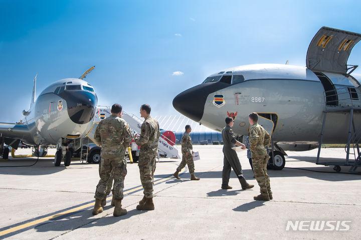 이란 공습 압박 속…美 '핵 탐지기' WC-135 영국 도착