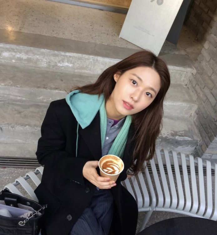 설현, 물오른 미모에 깜짝…여유로운 근황