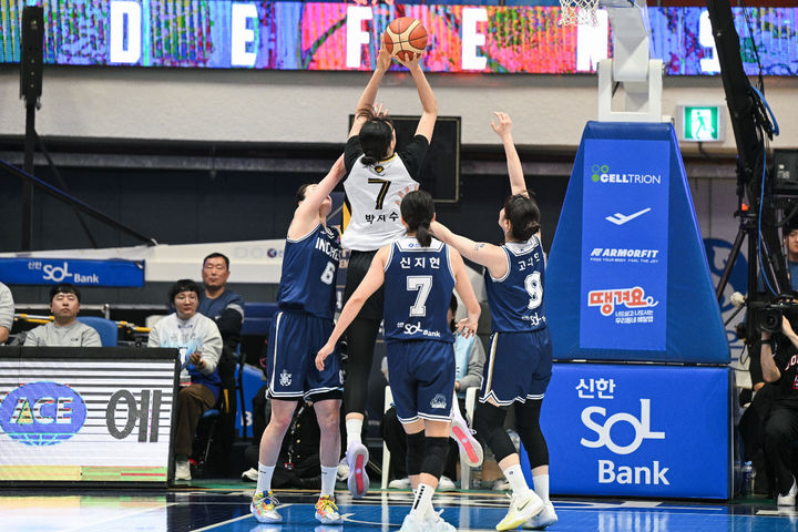 여자농구 국민은행, 신한은행에 3연패 안기고 4연승