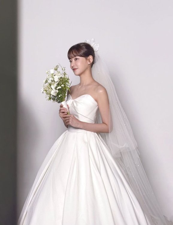 오연서, 완벽 새신부 자태…부케 들고 활짝