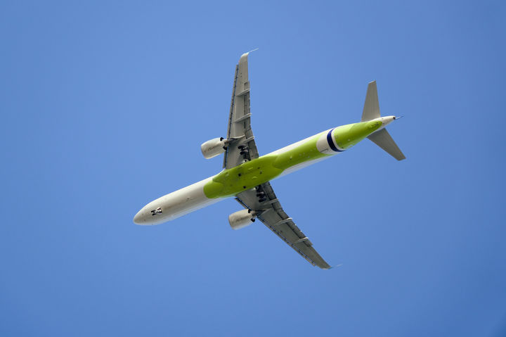 콜롬비아 출발한 여객기, 美 착륙해보니 날개에 '총탄 자국' 수두룩 왜?