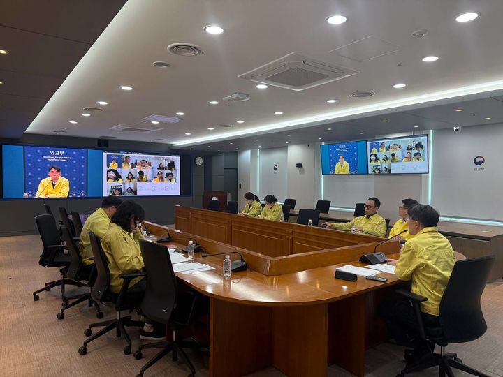 외교부, 중동사태 본부·공관 합동점검회의…"출국 가능 경로 등 수시 점검"