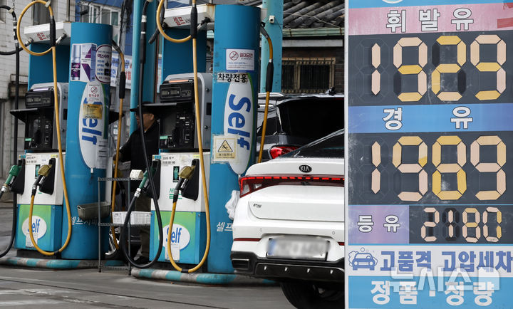 2월 휘발유·경유 가격 '깃털 하락'…중동 반영된 3월 '로켓 상승?'