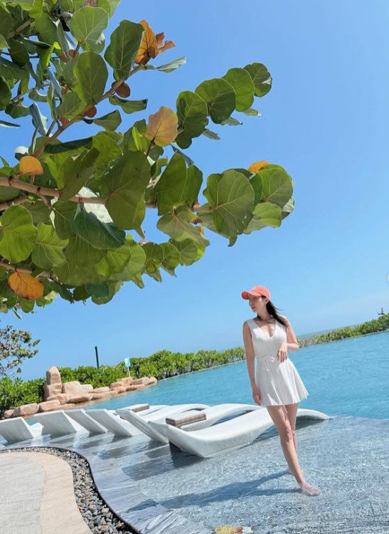 '5월 결혼' 신지, 베트남 수영장서 청순 미모