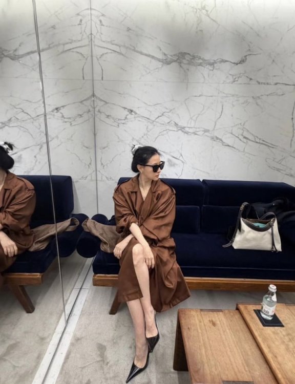 55세 이영애, 백옥같은 피부…시크한 분위기