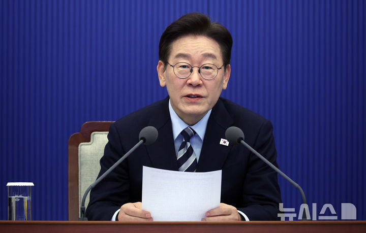 이 대통령 "석유 최고가격제 어기는 바가지 주유소, 제게 신고해달라"(종합)