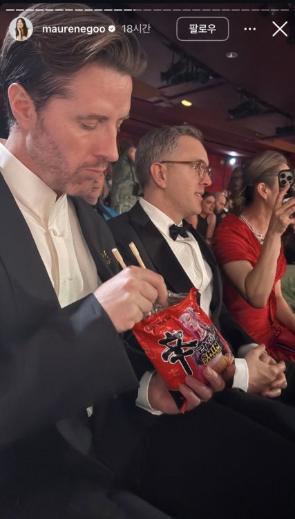 오스카 수상 '케데헌' 감독, 시상식서 '신라면' 봉지째 '먹방'