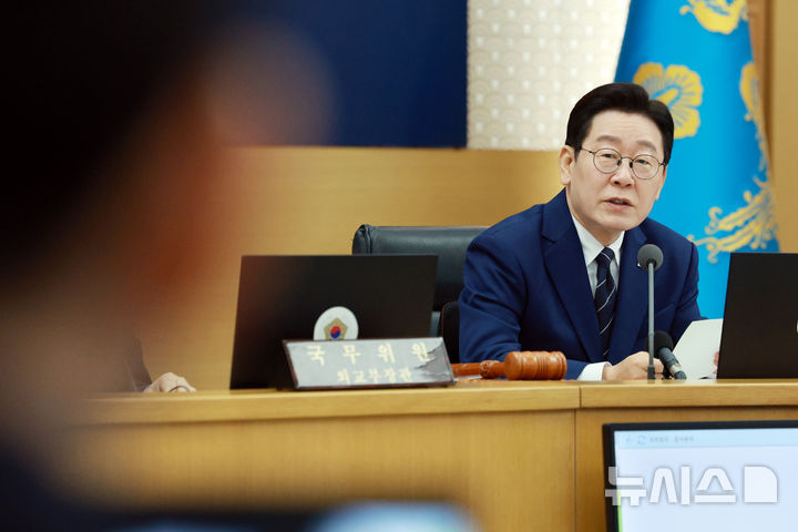 이 대통령, 공무원 격려 오찬…동해·독도 오기 잡아낸 경찰관 등 참석