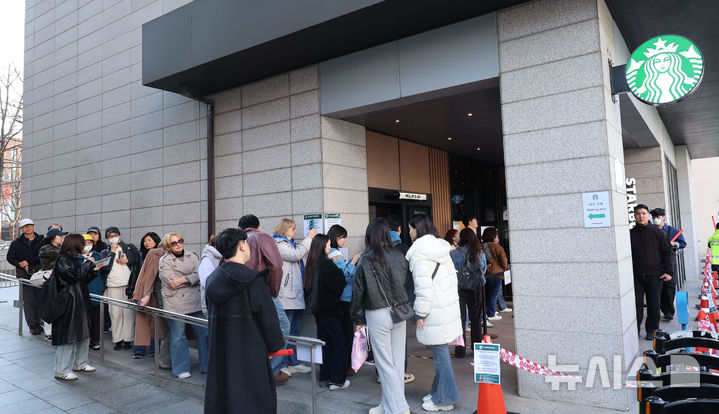 카페마다 보랏빛 물결…매장 밖 대기줄에 주문 1시간 걸려도 '추억'[BTS 컴백]