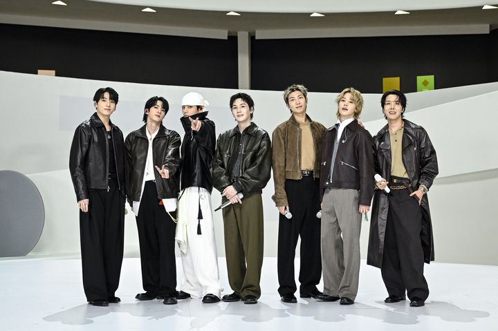 "의자 대신 방석" 방탄소년단, 뉴욕 구겐하임 미술관 공연서도 'K-문화' 전파