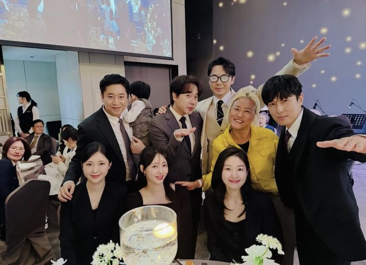 이민우 결혼식, 신화 부부동반 총출동…신혜성은 없네