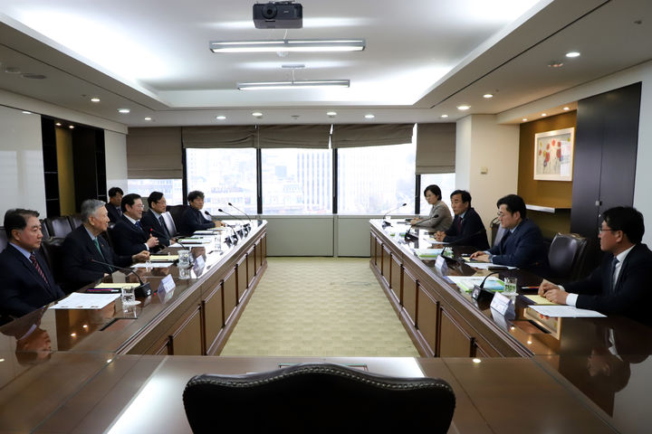 대한노인회 "출퇴근 시간 무임승차 제한 우려"…홍익표 "계획 없어"