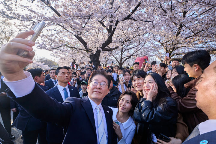 이 대통령, 벚꽃길서 시민들과 소통…어린이와 셀카도