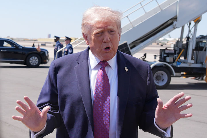 트럼프 "이란과 협상 순조"…해협 봉쇄 시도에 "협박 안 통해"