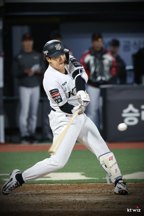 무명 강민성 끝내기 안타에…KT 이강철 감독 "절실함 느껴진 타석"