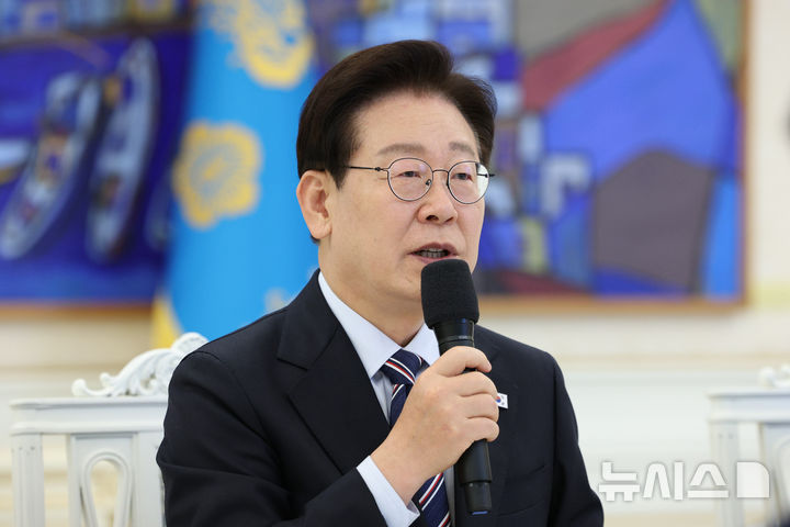 이 대통령 "대외문제에서 자해적 행위 있어…공적 입장 가져주길"(종합)