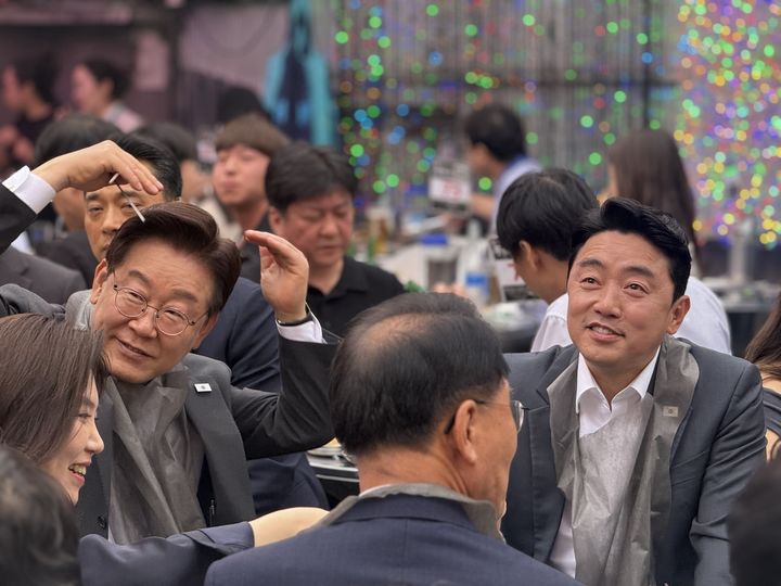 강훈식 "李 대통령 최초로 노상 식사…젊은 분들 이야기 많이 들어"